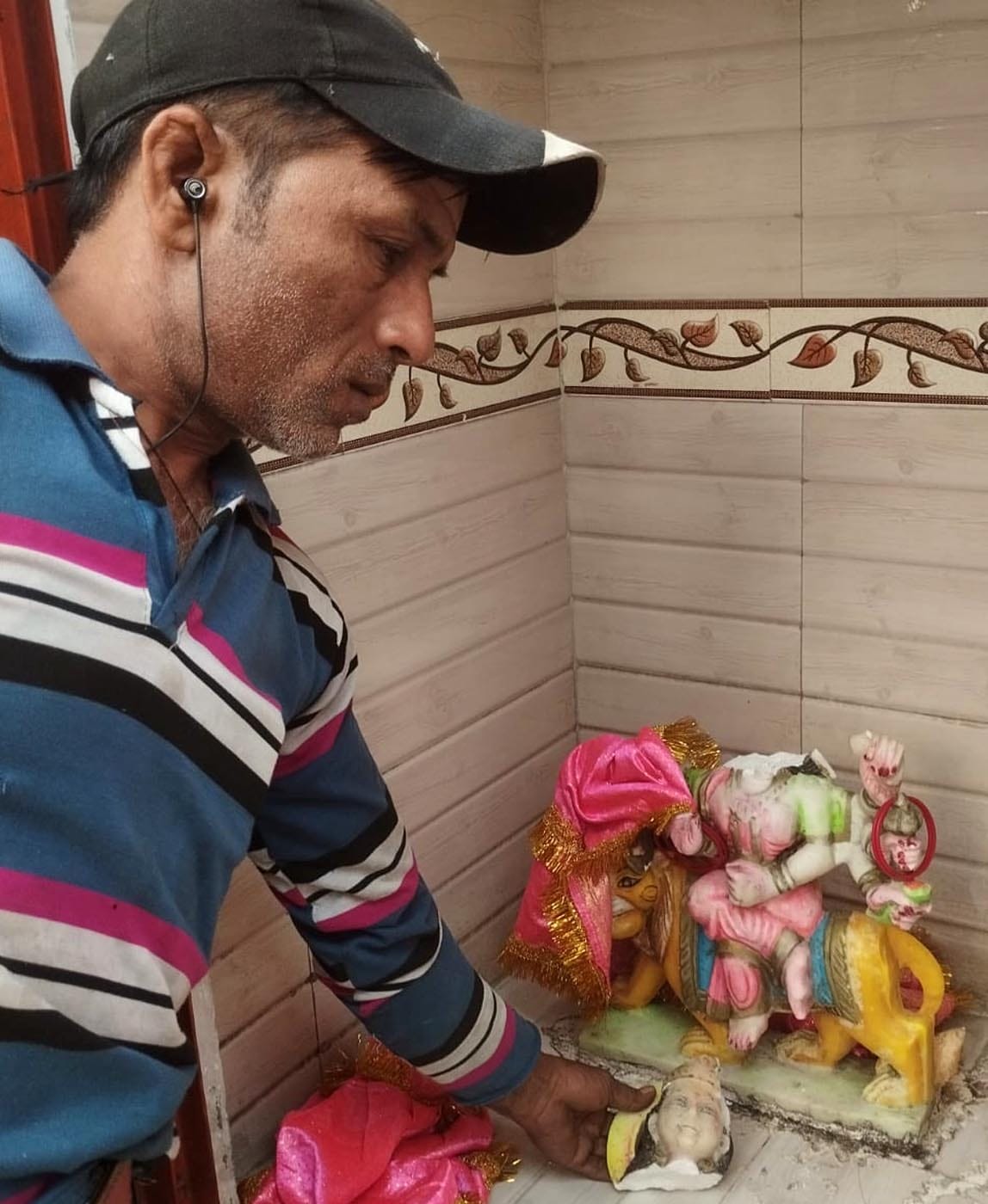 उझानी में क्षतिग्रस्त आंबेडकर प्रतिमा। संवाद