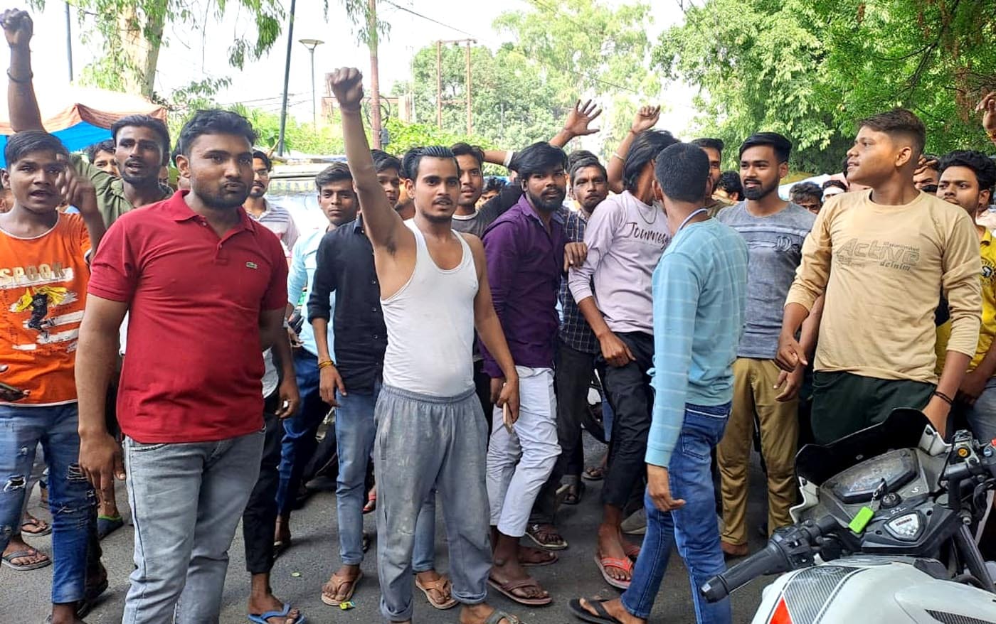 उझानी में क्षतिग्रस्त आंबेडकर प्रतिमा। संवाद