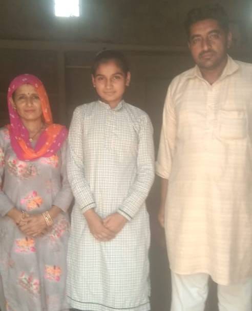 भूना में प्रदेश टॉपर हिमेश को मिठाई खिलाते हुए स्कूल के डायरेक्टर व साथ में मौजूद शिक्षक। भूना में प्रदेश टॉपर हिमेश को मिठाई खिलाते हुए स्कूल के डायरेक्टर व साथ में मौजूद शिक्षक।