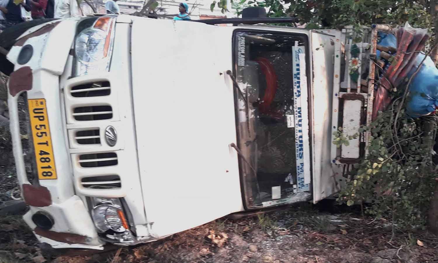 हादसे में घायल लोगों को अस्पताल ले जाती एंबुलेंस हादसे में घायल लोगों को अस्पताल ले जाती एंबुलेंस