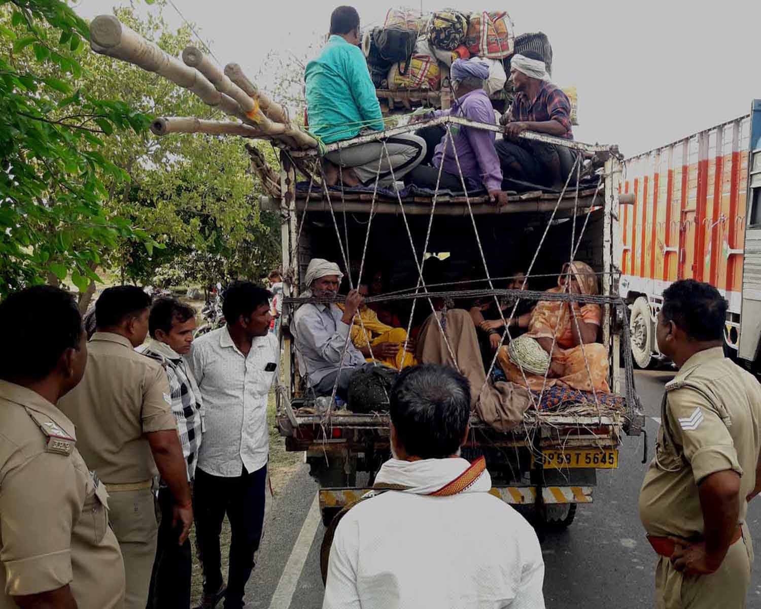 हादसे में घायल लोगों को अस्पताल ले जाती एंबुलेंस हादसे में घायल लोगों को अस्पताल ले जाती एंबुलेंस