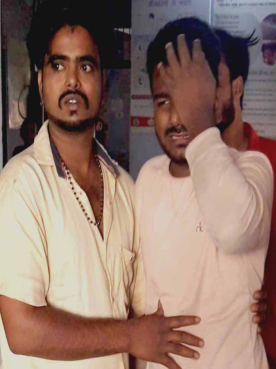 हादसे में घायल लोगों को अस्पताल ले जाती एंबुलेंस हादसे में घायल लोगों को अस्पताल ले जाती एंबुलेंस