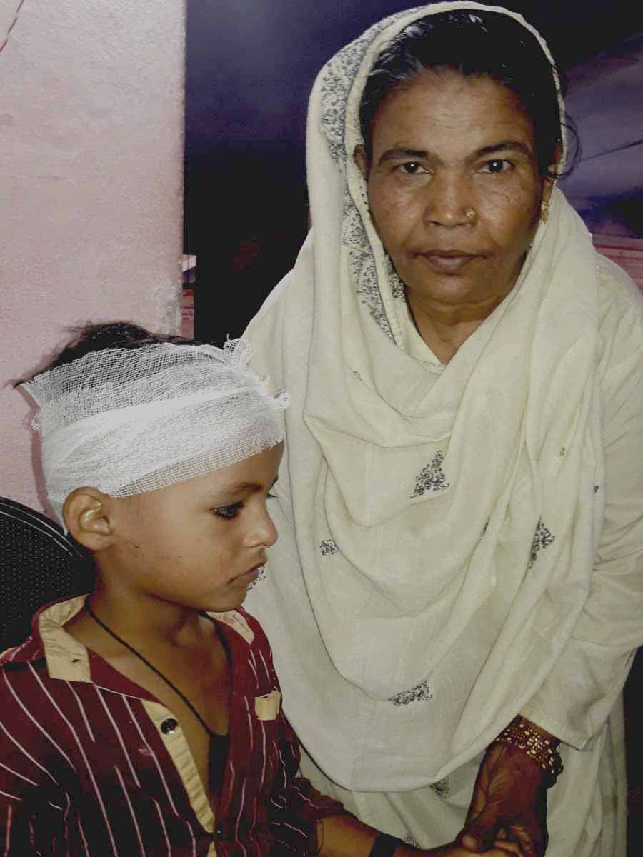 हादसे में घायल लोगों को अस्पताल ले जाती एंबुलेंस हादसे में घायल लोगों को अस्पताल ले जाती एंबुलेंस