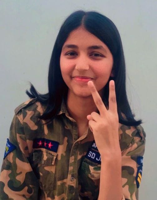 जिले में टॉप करने वाली निकिता की उपलब्धि पर उसे मिठाई खिलाते परिजन। संवाद जिले में टॉप करने वाली निकिता की उपलब्धि पर उसे मिठाई खिलाते परिजन। संवाद