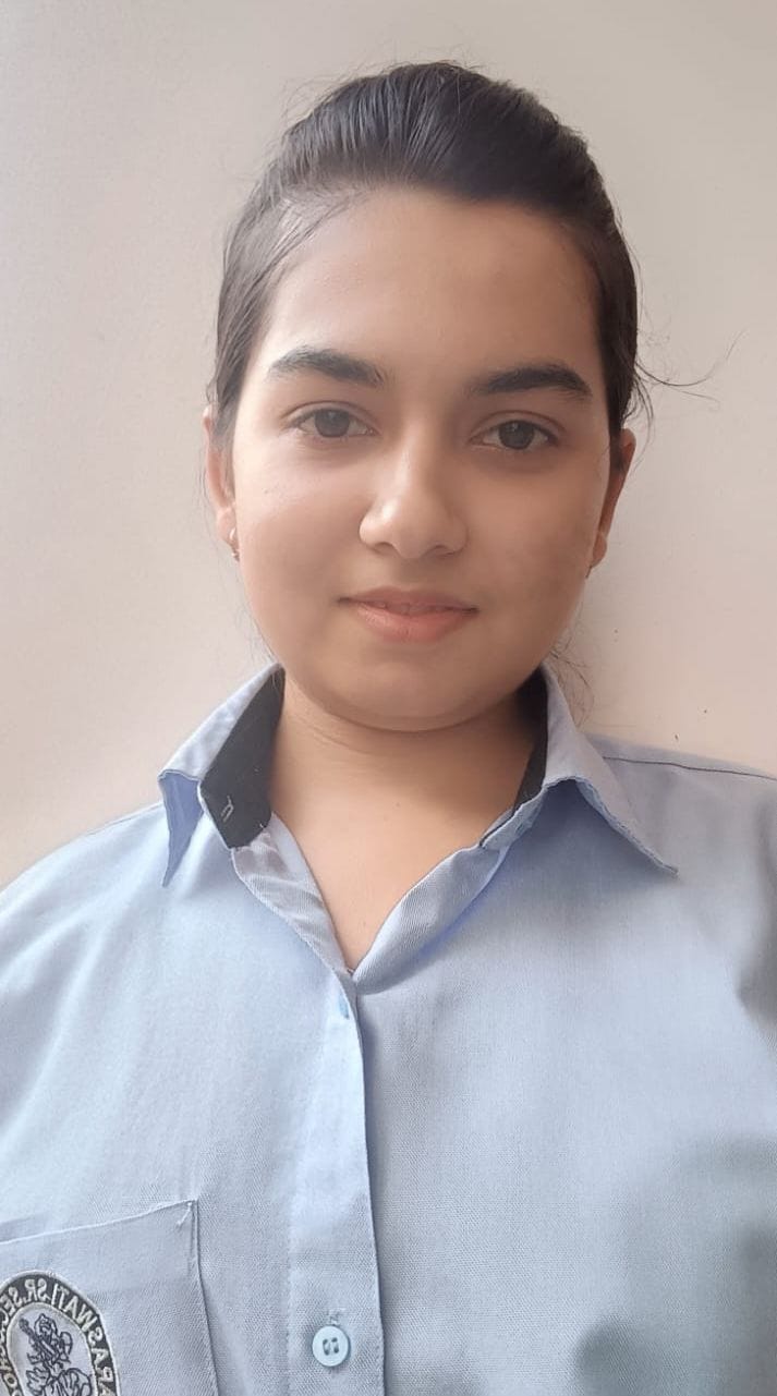 जिले में टॉप करने वाली निकिता की उपलब्धि पर उसे मिठाई खिलाते परिजन। संवाद जिले में टॉप करने वाली निकिता की उपलब्धि पर उसे मिठाई खिलाते परिजन। संवाद