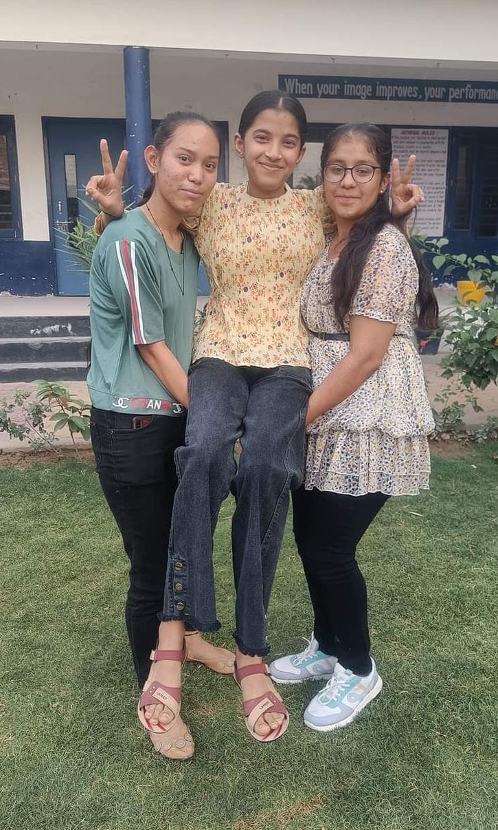 जिला टॉपर जतिन कुमार के साथ परिवार के सदस्य। संवाद जिला टॉपर जतिन कुमार के साथ परिवार के सदस्य। संवाद