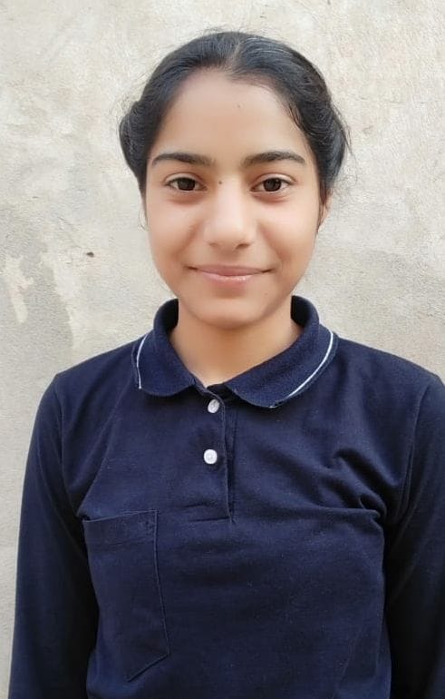 विज्ञान संकाय में प्रदेश में तीसरे नंबर व जिला टॉपर परनीत कौर परिवार के साथ केक काटकर खुशी मनात विज्ञान संकाय में प्रदेश में तीसरे नंबर व जिला टॉपर परनीत कौर परिवार के साथ केक काटकर खुशी मनात