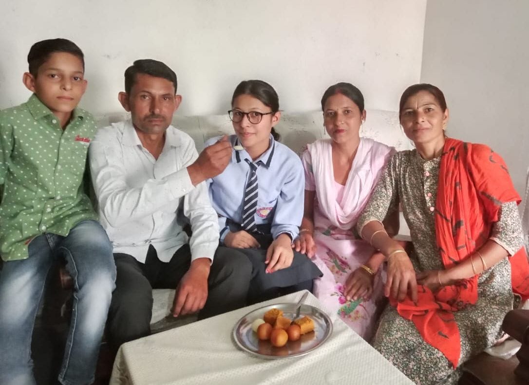 विज्ञान संकाय में प्रदेश में तीसरे नंबर व जिला टॉपर परनीत कौर परिवार के साथ केक काटकर खुशी मनात विज्ञान संकाय में प्रदेश में तीसरे नंबर व जिला टॉपर परनीत कौर परिवार के साथ केक काटकर खुशी मनात