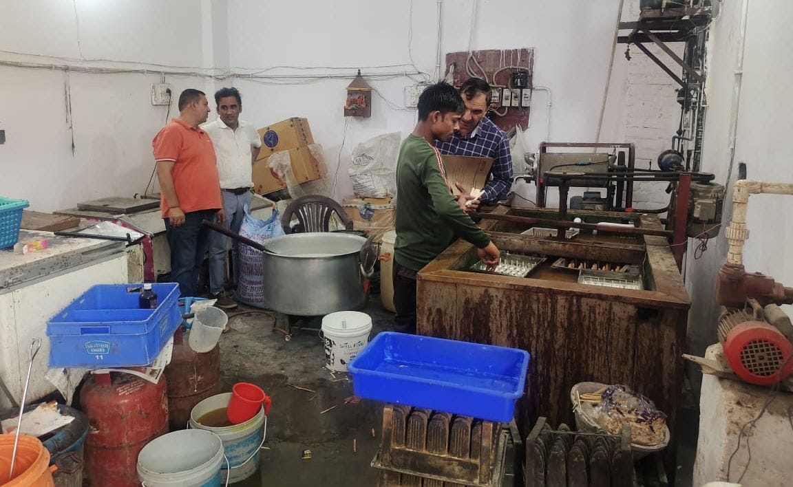 फोटो :34: कुंडली स्थित फैक्टरी में जांच करती मुख्यमंत्री उडनदस्ता व खाद्य सुरक्षा विभाग की टीम। फोटो :34: कुंडली स्थित फैक्टरी में जांच करती मुख्यमंत्री उडनदस्ता व खाद्य सुरक्षा विभाग की टीम।