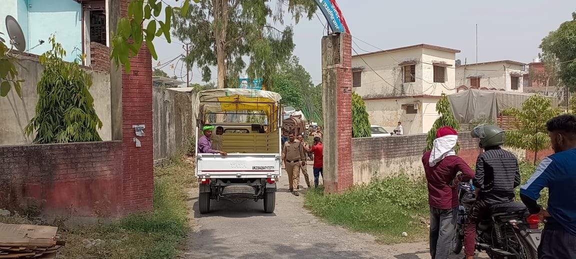 कुंडेश्वरी चौकी के बहार परिजनो का समझाती पुलिस। संवाद कुंडेश्वरी चौकी के बहार परिजनो का समझाती पुलिस। संवाद