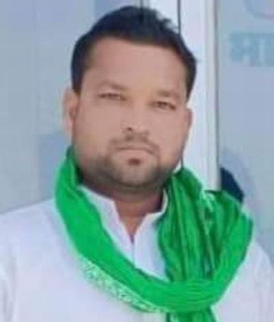 ललुआनगला में जनरेटर से सबमर्सिबल लगाकर पानी स्टोर करते ग्रामीण।संवाद