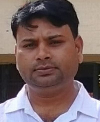 ललुआनगला में जनरेटर से सबमर्सिबल लगाकर पानी स्टोर करते ग्रामीण।संवाद