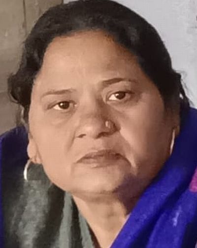 ललुआनगला में जनरेटर से सबमर्सिबल लगाकर पानी स्टोर करते ग्रामीण।संवाद