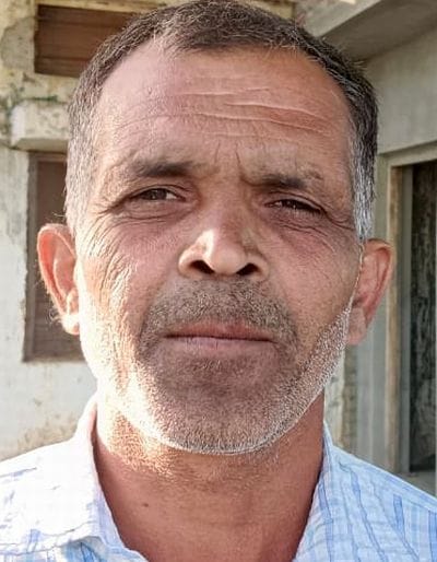 ललुआनगला में जनरेटर से सबमर्सिबल लगाकर पानी स्टोर करते ग्रामीण।संवाद