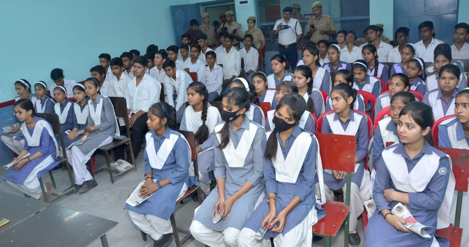 श्री राम सरस्वती विद्या मंदिर इंटर कॉलेज में पुलिस की पाठशाला के कार्यक्रम में बोलते एसपी सिटी 