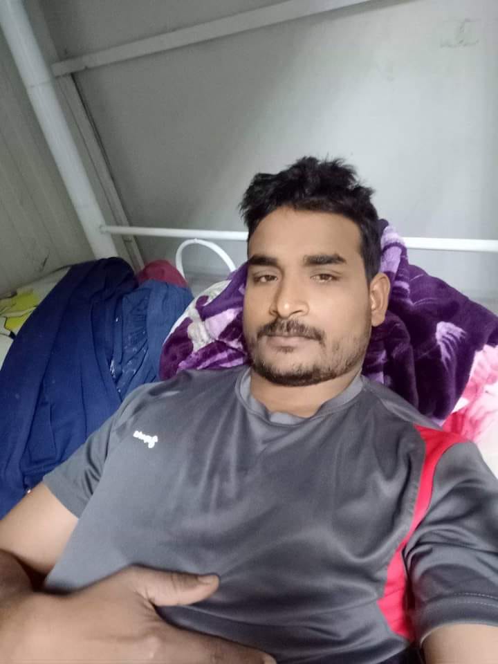 दुबौलिया थाना क्षेत्र के पारा गांव के पास सरयू नदी में डूबने से अंगद की मौत होने पर रोते बिलखते दुबौलिया थाना क्षेत्र के पारा गांव के पास सरयू नदी में डूबने से अंगद की मौत होने पर रोते बिलखते