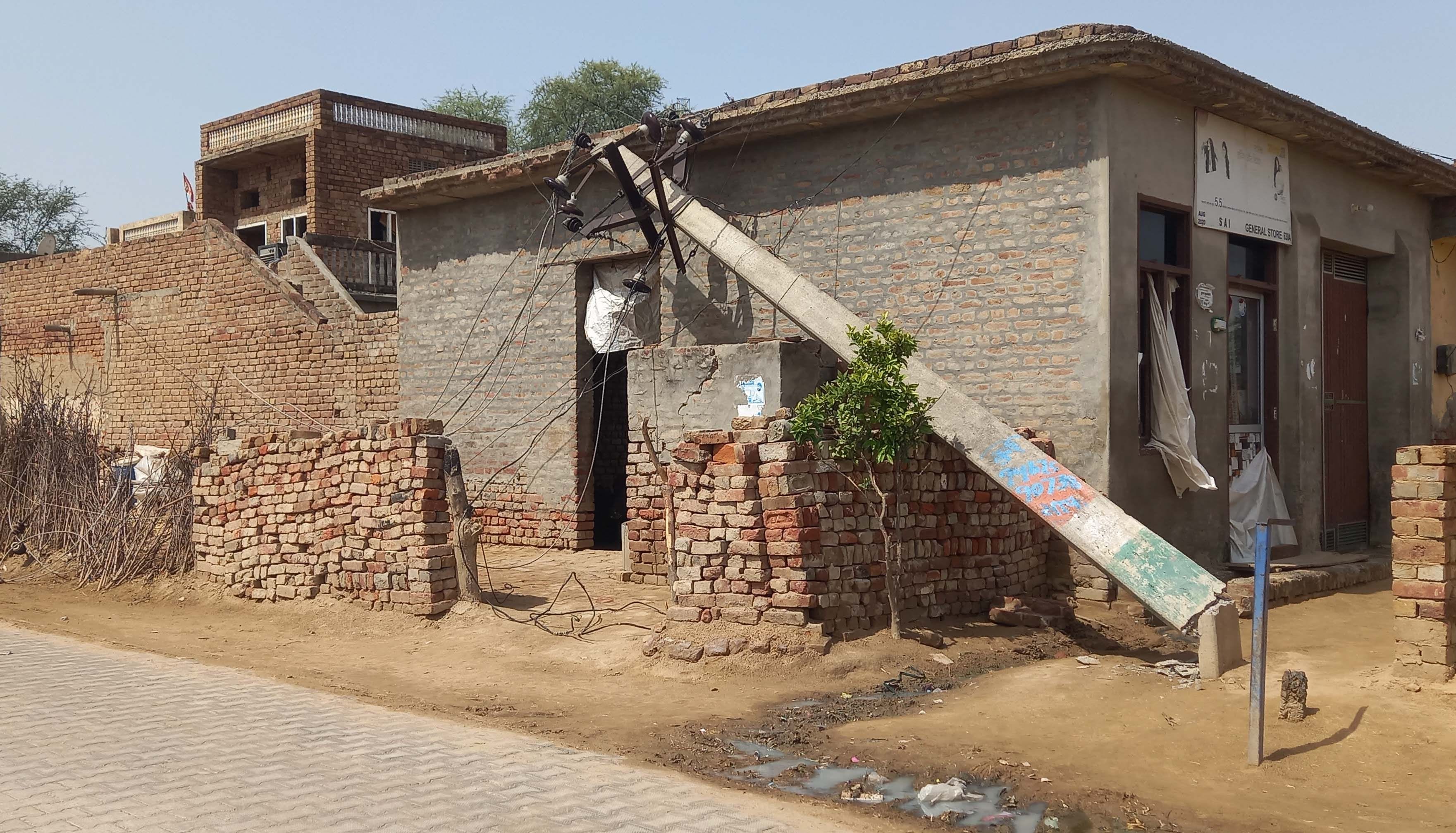  अंधड़ के कारण टूटे पेड़।   संवाद 