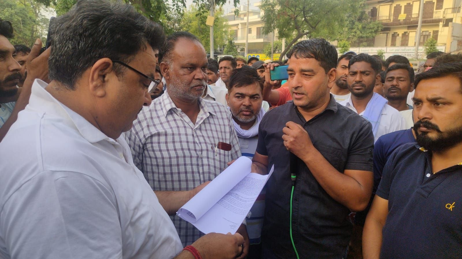 फोटो 11. सेक्टर-14 में प्रदर्शन के दौरान सांसद रमेश कौशिक को ज्ञापन सौंपते सफाई व अग्निशमन कर्म फोटो 11. सेक्टर-14 में प्रदर्शन के दौरान सांसद रमेश कौशिक को ज्ञापन सौंपते सफाई व अग्निशमन कर्म