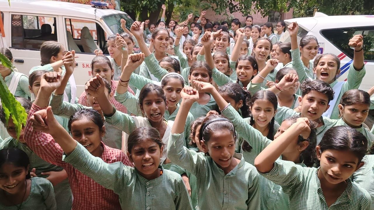 फोटो 19- राजकीय कन्या वरिष्ठ माध्यमिक विद्यालय, जुआं के गेट पर प्रदर्शन करती छात्राएं। संवाद फोटो 19- राजकीय कन्या वरिष्ठ माध्यमिक विद्यालय, जुआं के गेट पर प्रदर्शन करती छात्राएं। संवाद