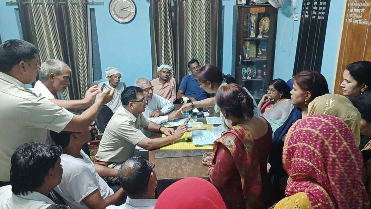 फोटो 19- राजकीय कन्या वरिष्ठ माध्यमिक विद्यालय, जुआं के गेट पर प्रदर्शन करती छात्राएं। संवाद फोटो 19- राजकीय कन्या वरिष्ठ माध्यमिक विद्यालय, जुआं के गेट पर प्रदर्शन करती छात्राएं। संवाद