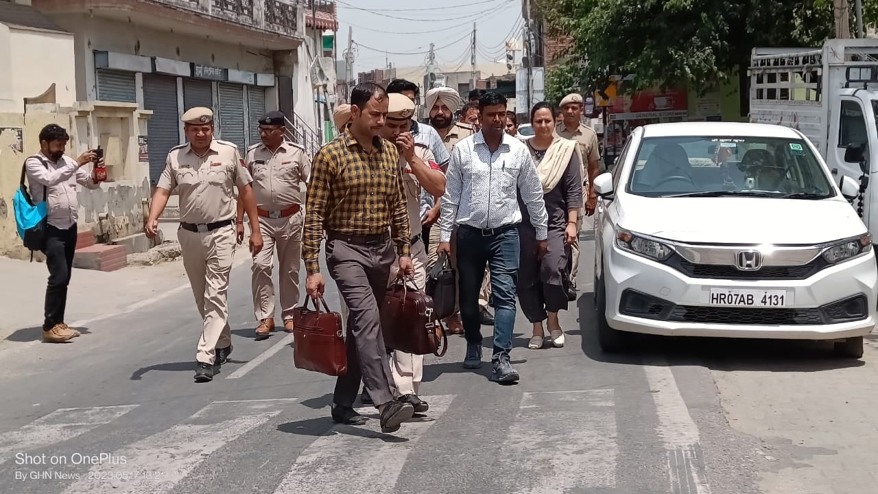 पिपली। गांव उमरी में अजय उर्फ लेफ्टी के घर रेड के बाद लौटती एनआईए टीम। पिपली। गांव उमरी में अजय उर्फ लेफ्टी के घर रेड के बाद लौटती एनआईए टीम।