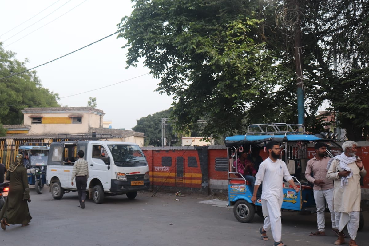 पुवायां में शाहजहांपुर हाईवे पर चल रहा टैक्सी स्टैंड। संवाद