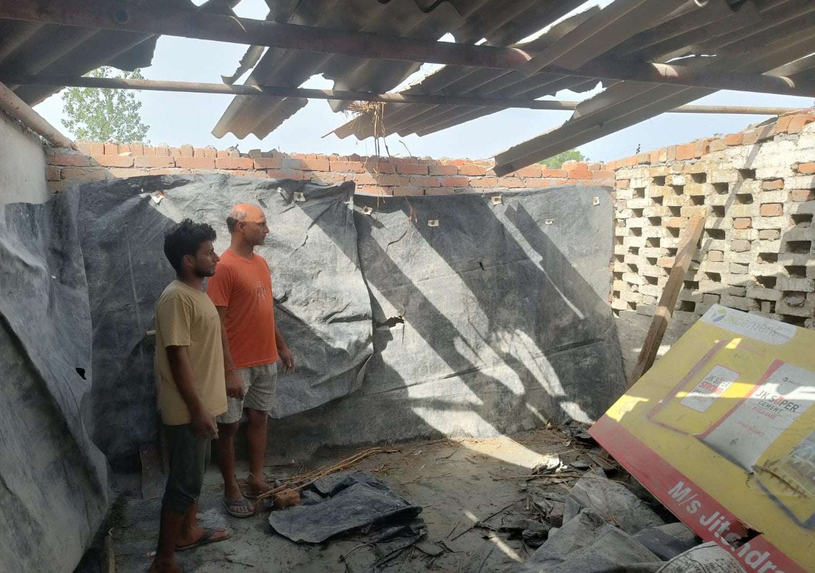 बिडौली क्षेत्र में बिजली के तारों को सही करते विद्युत कर्मी बिडौली क्षेत्र में बिजली के तारों को सही करते विद्युत कर्मी