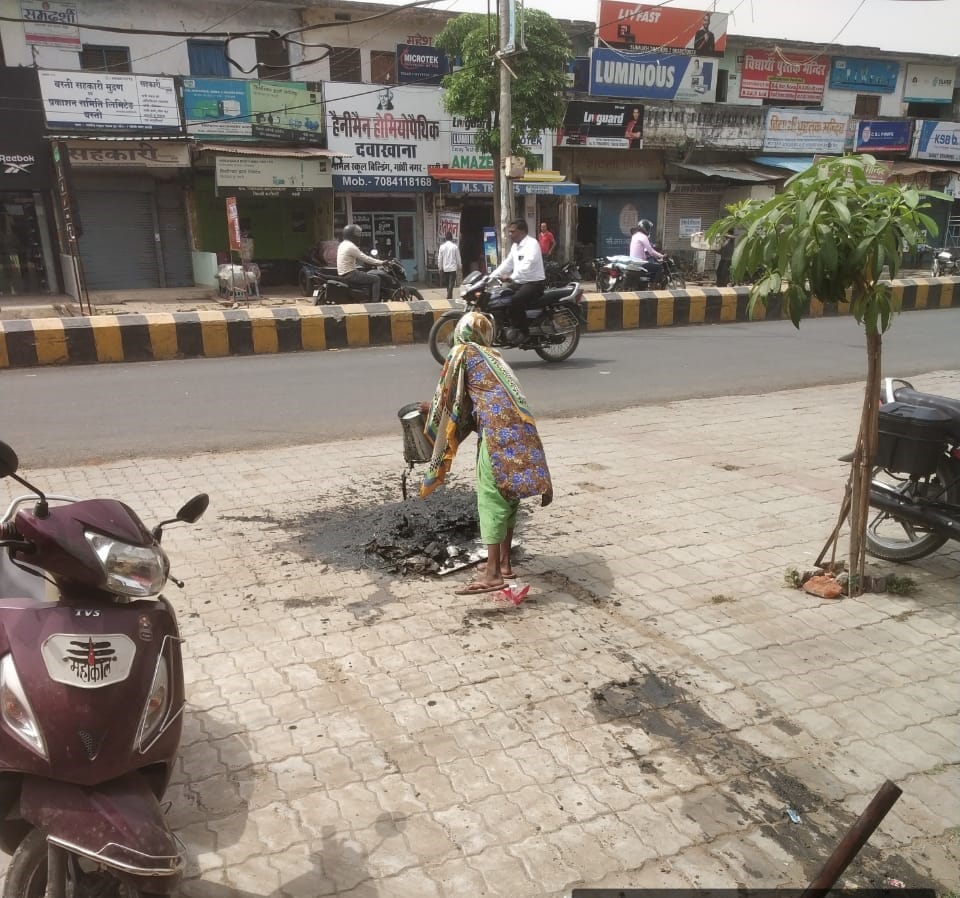 जेसीबी, ट्राली-ट्रैक्टर लेकर रोडवेज के पास नाले की सफाई करती नगर पालिका की टीम जेसीबी, ट्राली-ट्रैक्टर लेकर रोडवेज के पास नाले की सफाई करती नगर पालिका की टीम