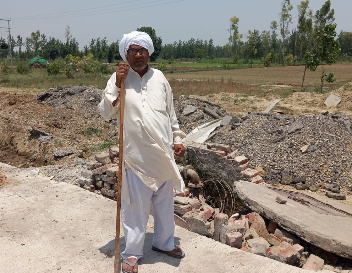 झिंझाना  मेरठ करनाल हाईवे स्थित टोल प्लाजा के लिए भूमि कब्जा मुक्त का विरोध के लिए जेसीबी के सा