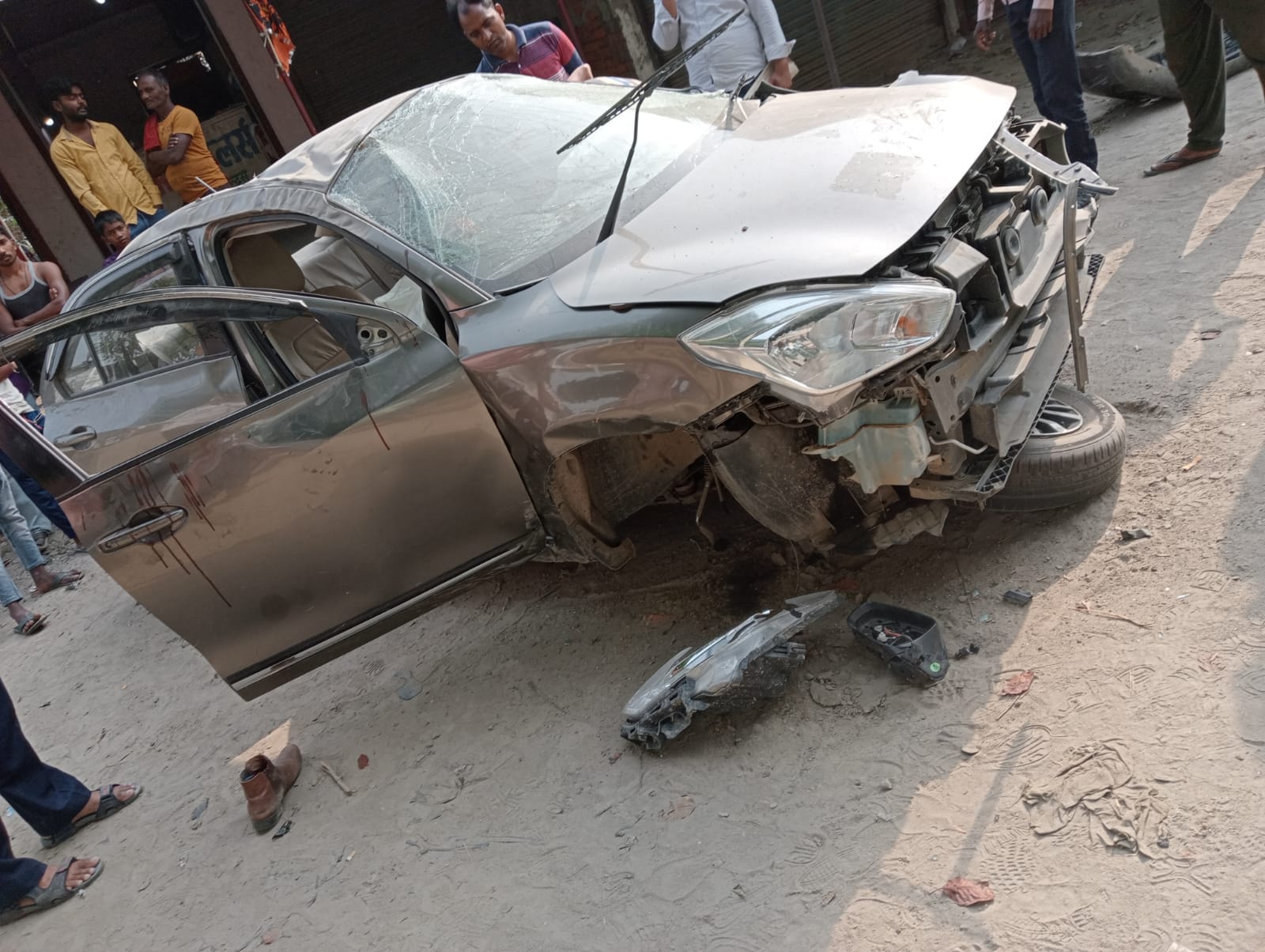 नरियांव के पास हुए कार हादसे में घायल को जिला अस्पताल में भर्ती कराती पुलिस नरियांव के पास हुए कार हादसे में घायल को जिला अस्पताल में भर्ती कराती पुलिस