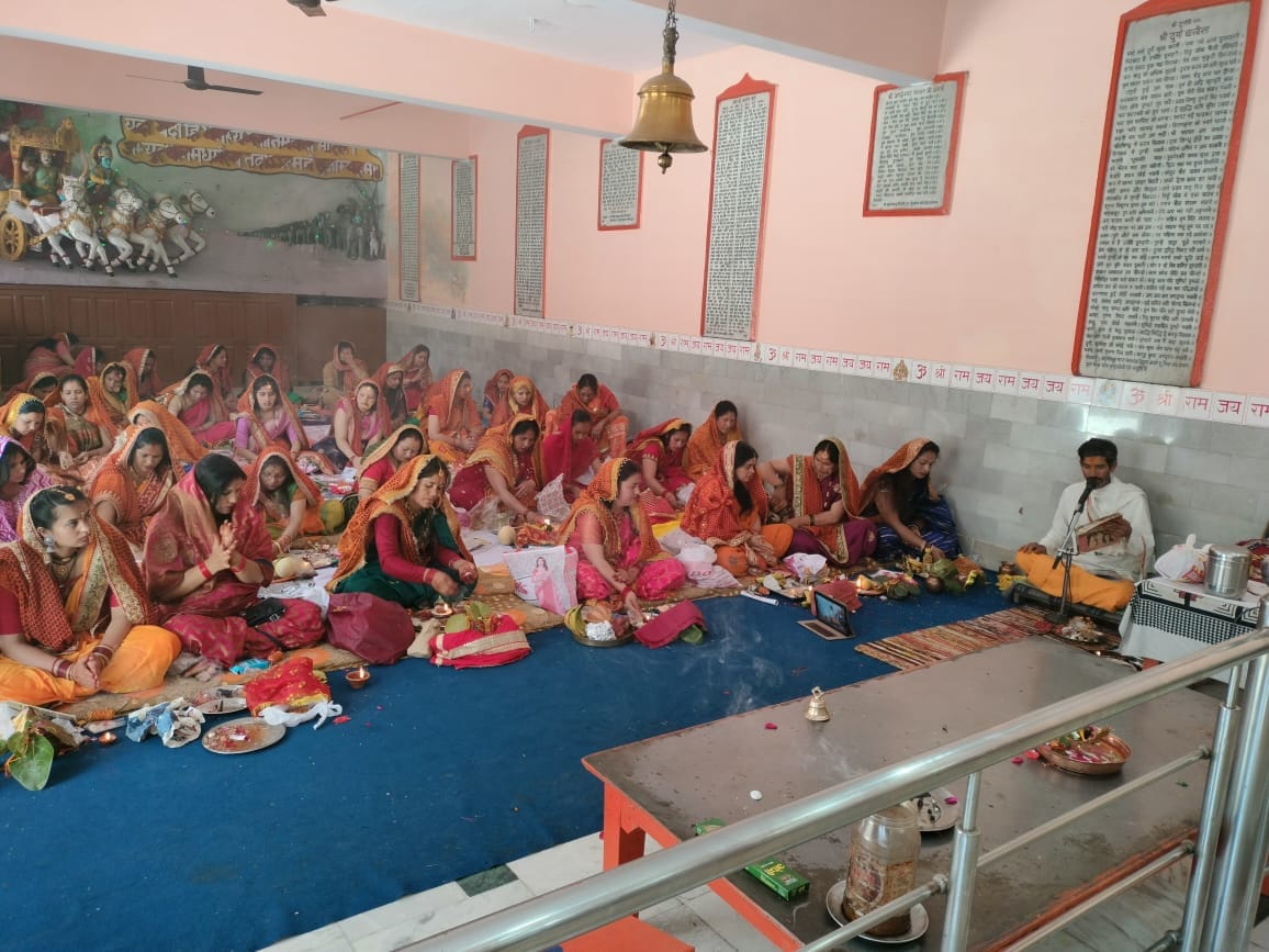 अल्मोड़ा के साईं मंदिर में वट-सावित्री की पूजा करतीं सुहागिन। संवाद