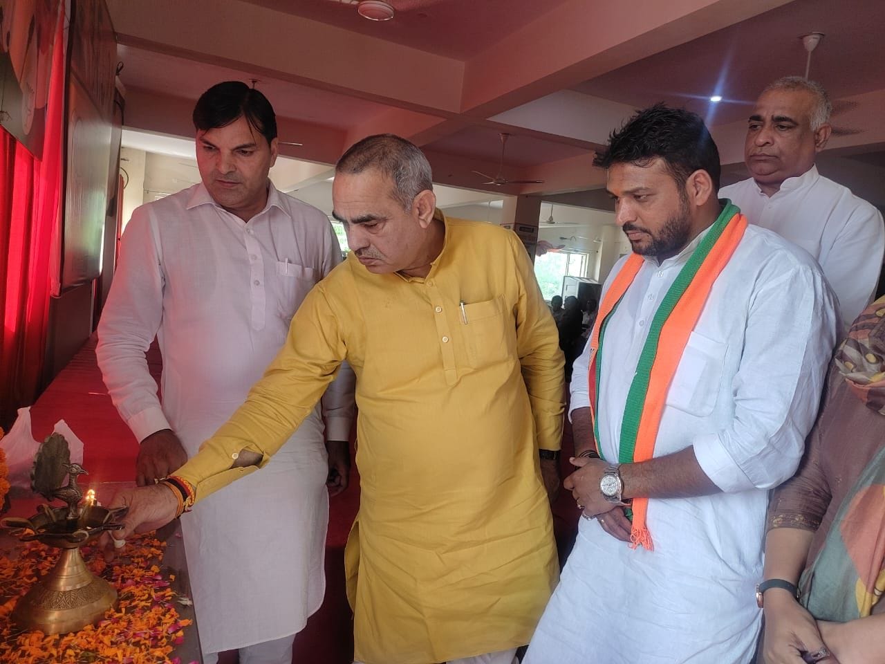 फोटो 39. भाजपा कार्यालय में कार्यक्रम के दौरान दीप प्रज्वलित करते परिवहन मंत्री मूलचंद शर्मा, स फोटो 39. भाजपा कार्यालय में कार्यक्रम के दौरान दीप प्रज्वलित करते परिवहन मंत्री मूलचंद शर्मा, स
