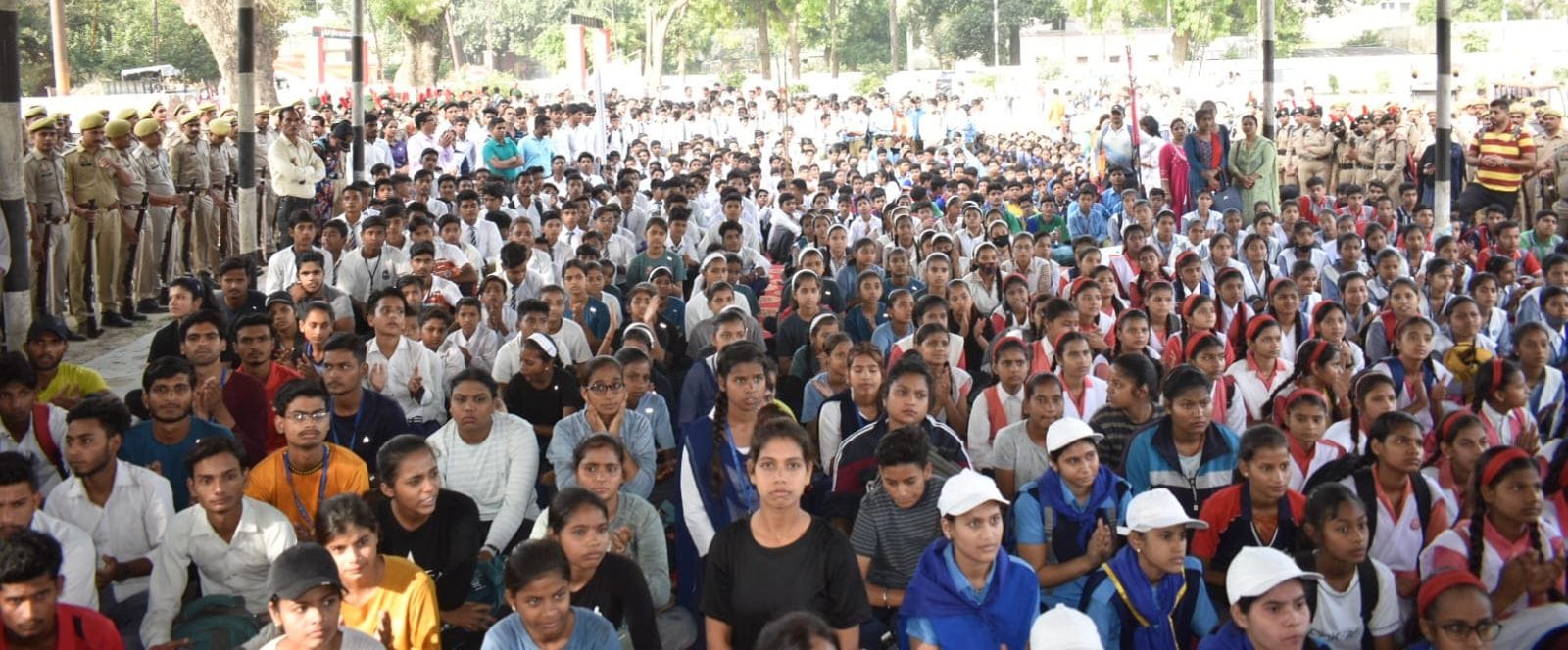 इस्लामिया इंटर कॉलेज मैदान से मशाल रैली को हरी झंडी दिखाकर शुभारंभ करते डीएम मनोज कुमार। संवाद