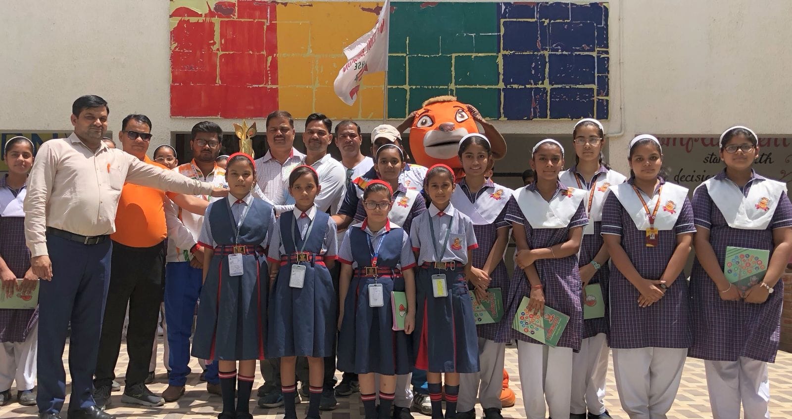 इस्लामिया इंटर कॉलेज मैदान से मशाल रैली को हरी झंडी दिखाकर शुभारंभ करते डीएम मनोज कुमार। संवाद