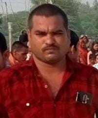 मानधाता के अहिना मोड़ पर सड़क किनारे गड्ढे में बाइक सवार युवक का शव मिलने के बाद जुटी भीड़। संवाद मानधाता के अहिना मोड़ पर सड़क किनारे गड्ढे में बाइक सवार युवक का शव मिलने के बाद जुटी भीड़। संवाद