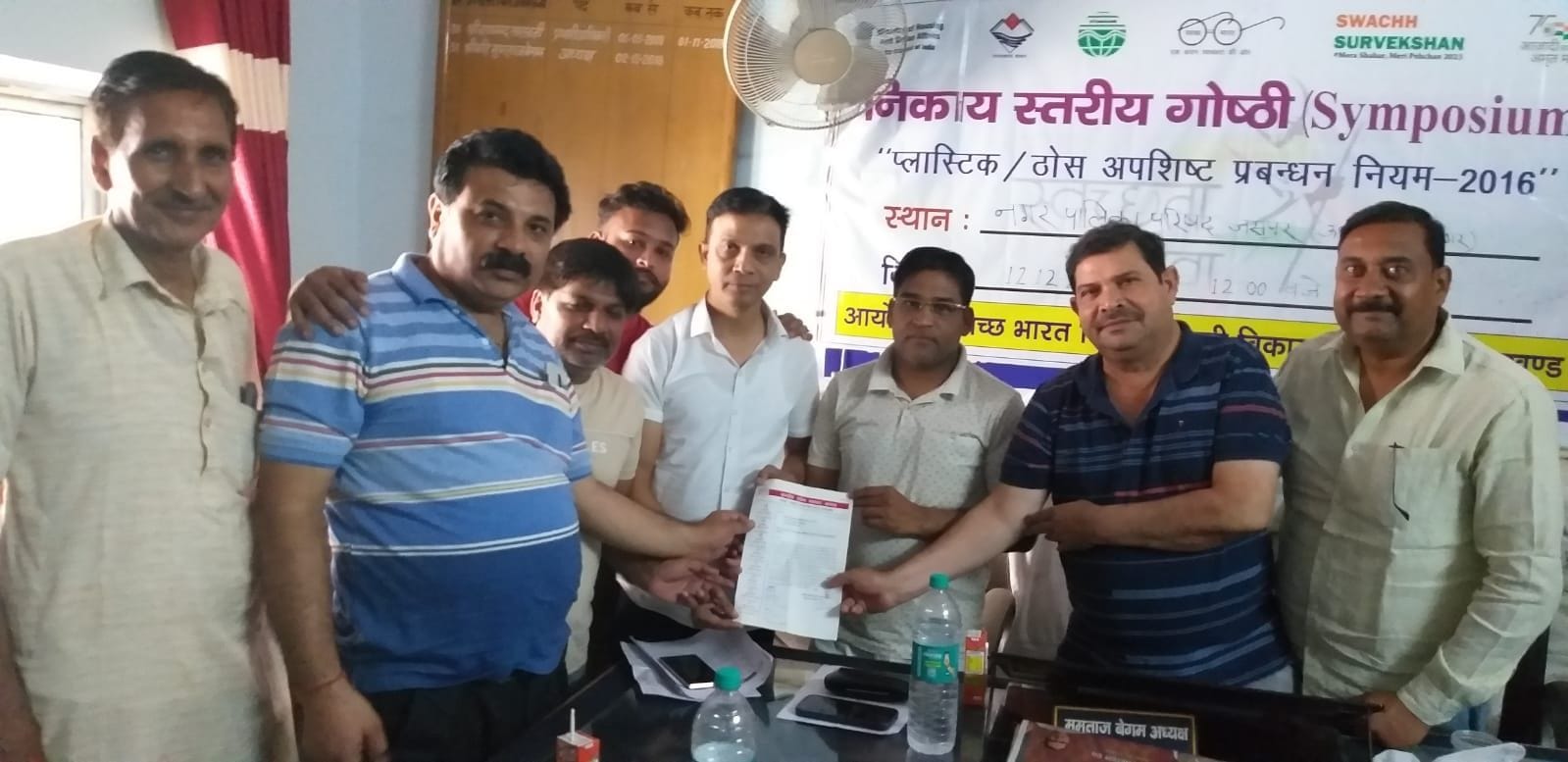 दुकान के आगे पड़े स्लैब को कटवाते व्यापारी। संवाद