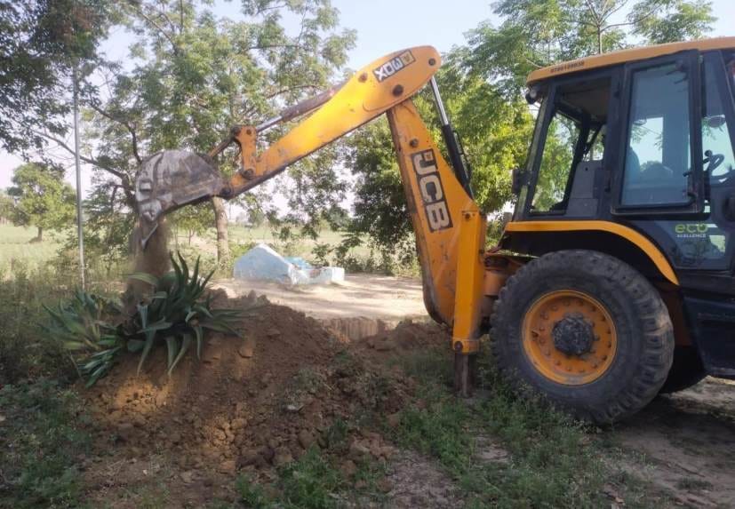 दुकान के आगे पड़े स्लैब को कटवाते व्यापारी। संवाद