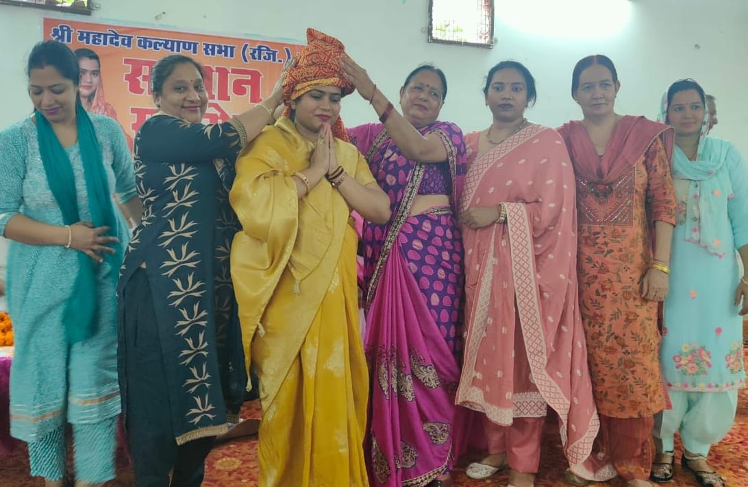 21जेएनडी25 : नगर परिषद चेयरपर्सन को सम्मानित करती महिलाएं।
