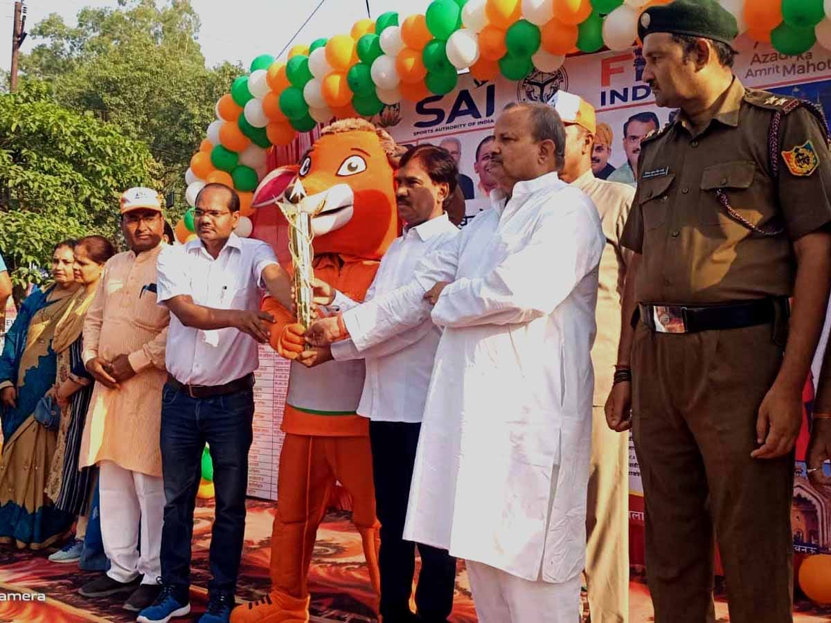 खेलो इंडिया का मशाल जुलूस पहुंचने पर प्रतिभाग करते खिलाड़ी खेलो इंडिया का मशाल जुलूस पहुंचने पर प्रतिभाग करते खिलाड़ी