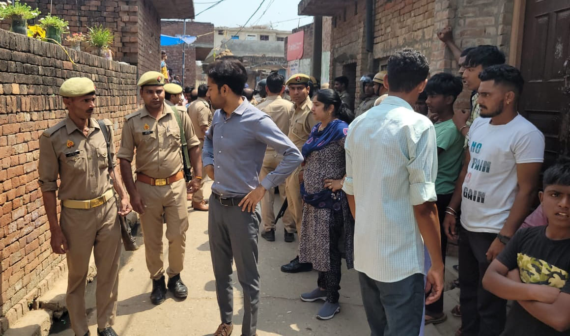 भायला गांव में दो पक्षों के तनाव को देखते हुए मौके पर तैनात पुलिस बल भायला गांव में दो पक्षों के तनाव को देखते हुए मौके पर तैनात पुलिस बल