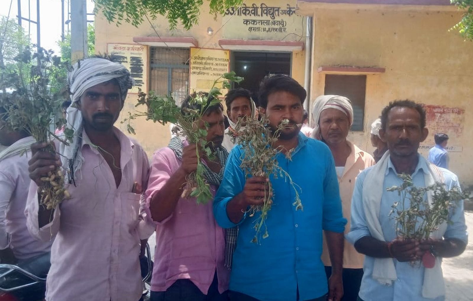 बिजली कटौती को लेकर प्रदर्शन करते बांस बरोलिया के किसान। संवाद