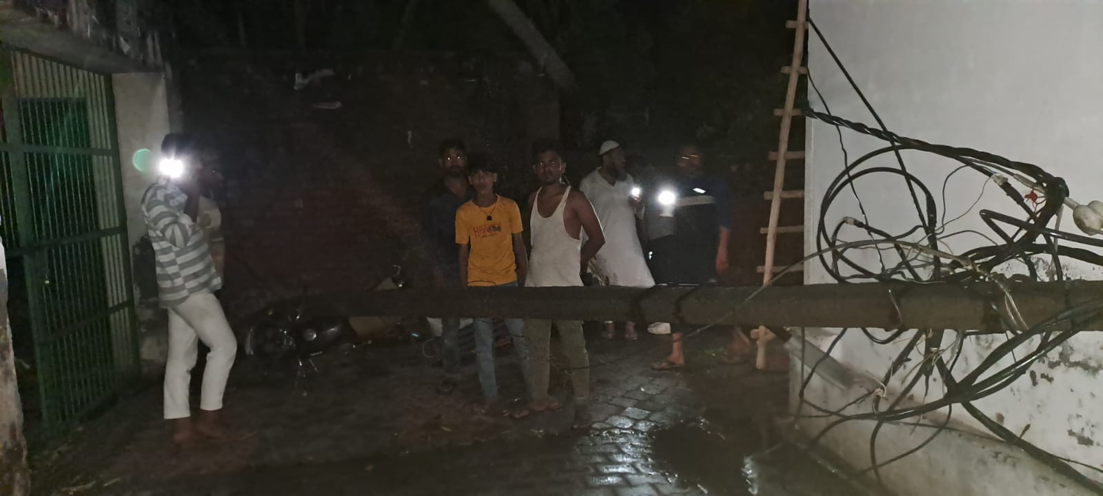 नकुड़ में बारिश के साथ गिरे ओले नकुड़ में बारिश के साथ गिरे ओले