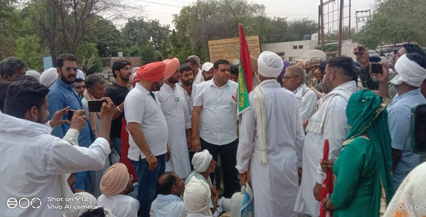 सडक़ पर खड़े किसान व ट्रैक्टर। संवाद