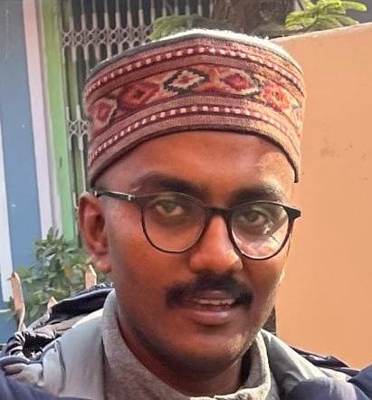 आईपीएस में चयनित होने के बाद कुश मिश्रा को मिठाई खिलाकर बधाई देते माता-पिता। संवाद