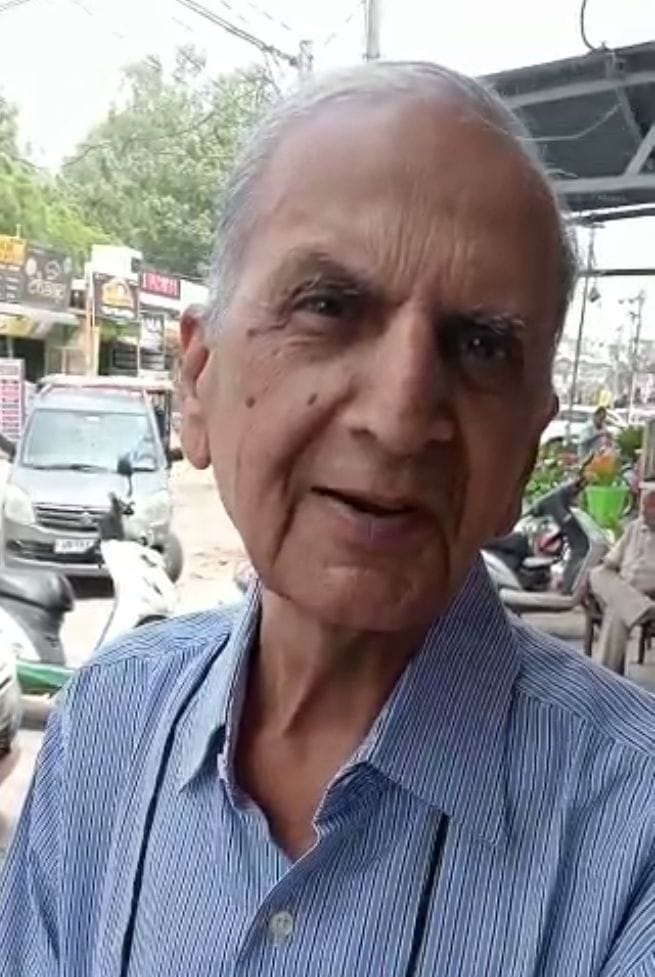 फोटो 12- ओल्ड रोहतक रोड स्थित स्टेट बैंक ऑफ इंडिया में बैंक संबंधी कार्य करवाते उपभोक्ता। संवाद