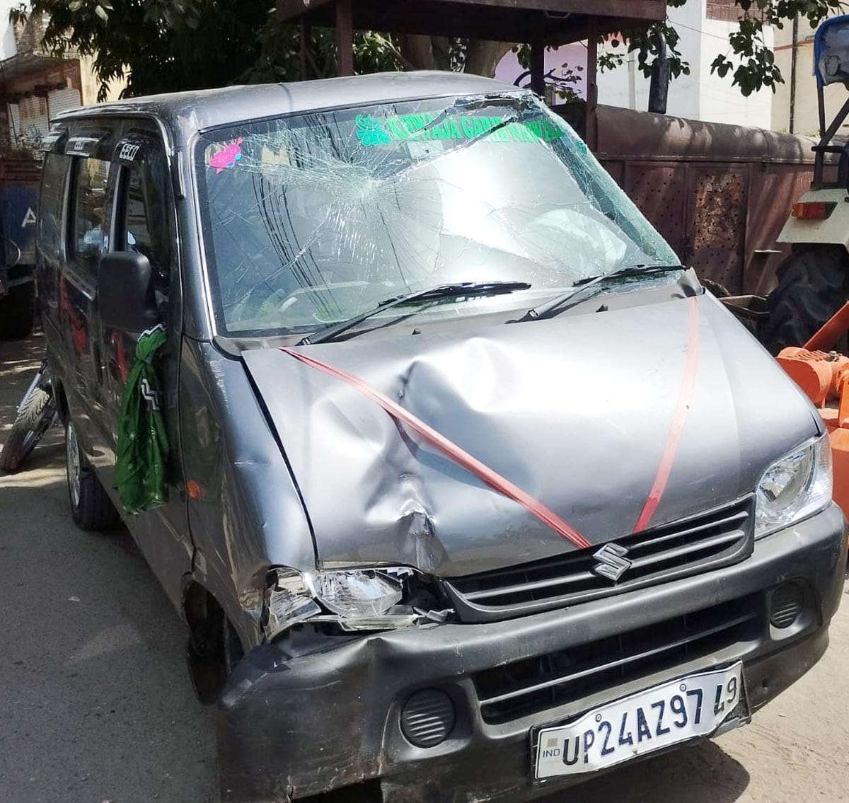 कार की टक्कर से घायल देशराज और उसका बेटा ब्रजेश। संवाद