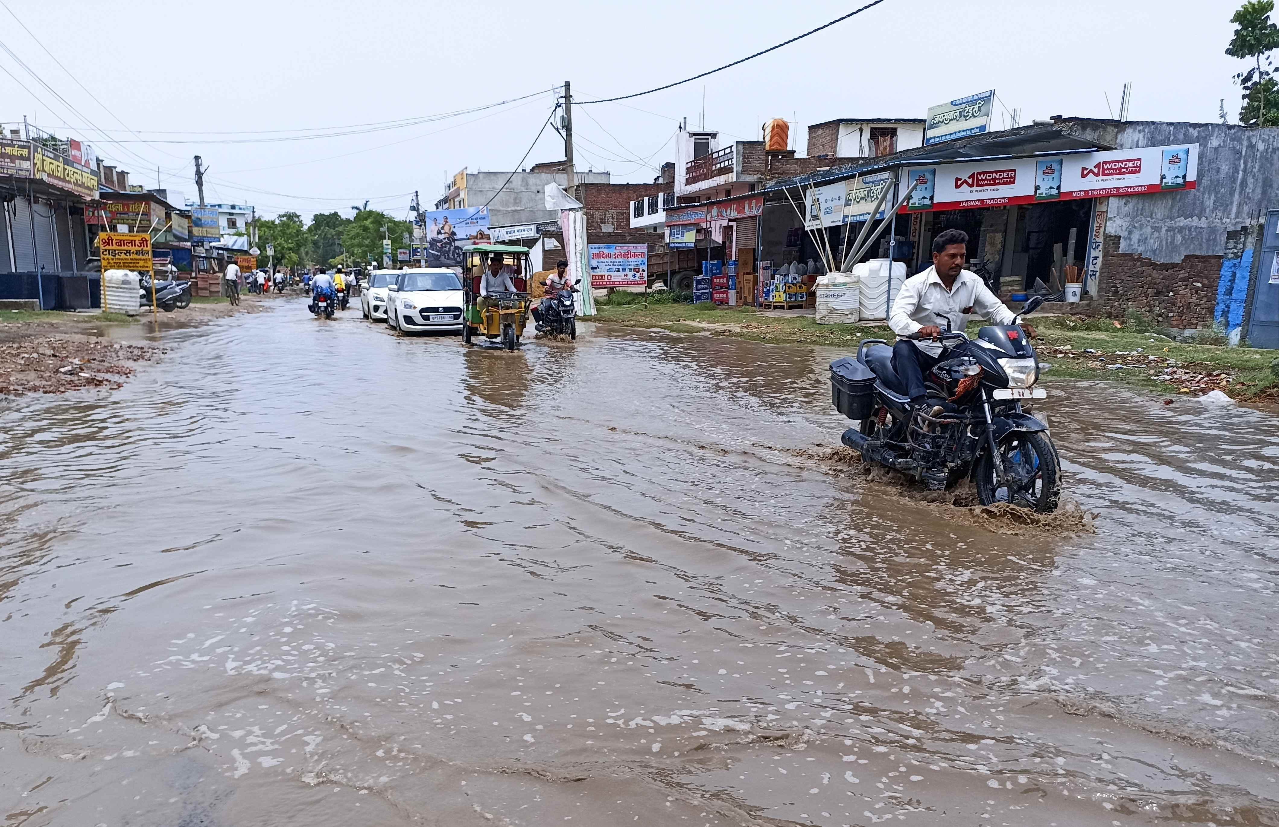 मंगलवार की सुबह आई तेज आंधी बारिश से सुकरौली क्षेत्र में बिजली की तार पोल गिरने से सप्लाई बाधित मंगलवार की सुबह आई तेज आंधी बारिश से सुकरौली क्षेत्र में बिजली की तार पोल गिरने से सप्लाई बाधित
