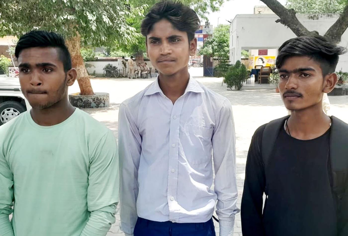 पिटाई से घायल अधिवक्ता समेत छात्र का पिता।