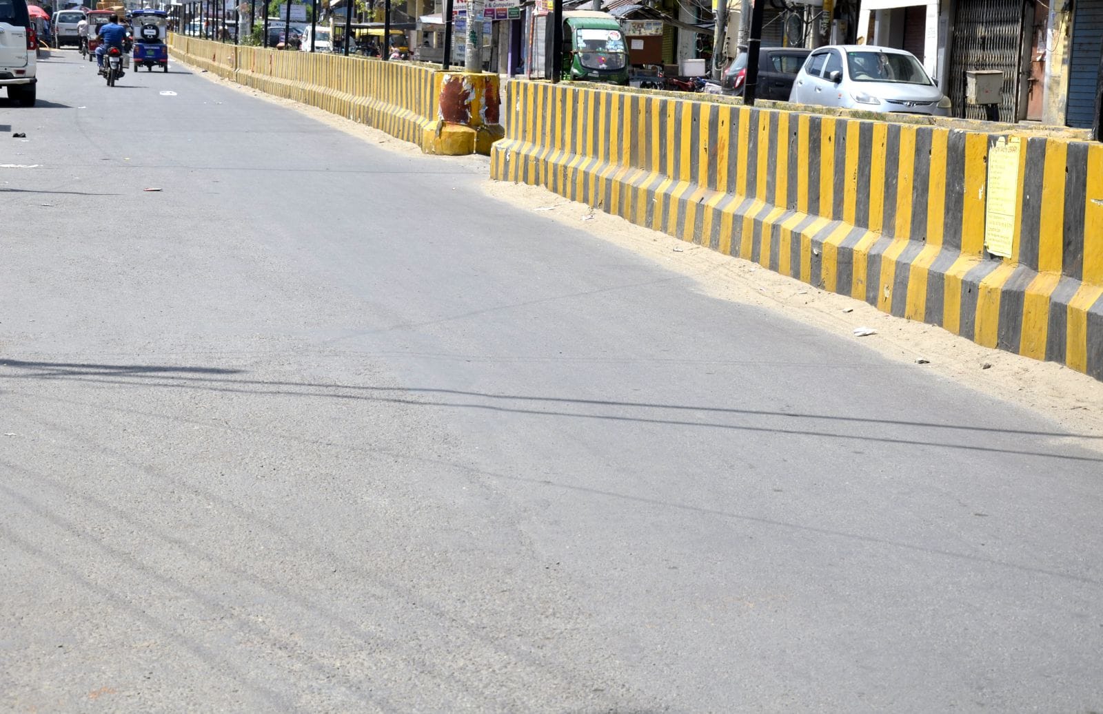 रोडवेज बस अड्डे के पास झुलसती गर्मी में बच्चे को पानी पिलाती मां। संवाद