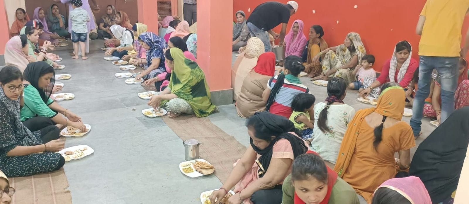 ुरुद्वारे में सुखमनी साहिब का पाठ करतीं बीबी गुरमीत कौर खालसा। संवाद